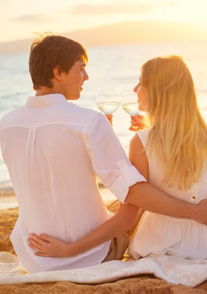 Huwelijksreis concept, man en vrouw in de liefde, paar genieten van glas — Stockfoto