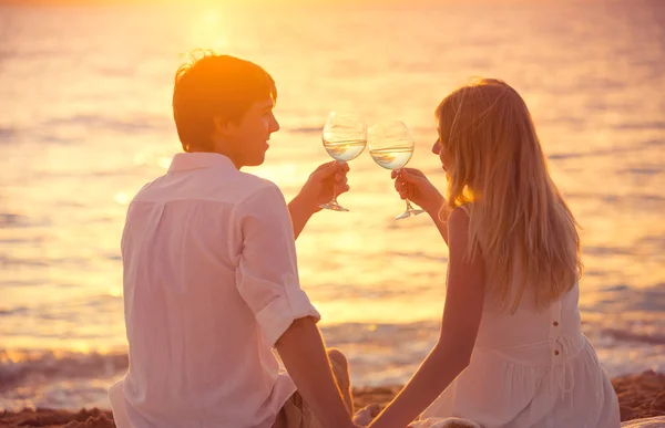 Smekmånad koncept, man och kvinna i kärlek, par njuter av glas — Stockfoto