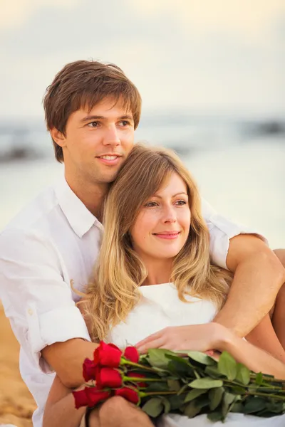 Jovem casal apaixonado, homem atraente e mulher desfrutando romântico — Fotografia de Stock
