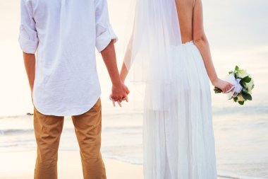 Gelin ve damat, romantik yeni evli çift tutuşup, ju