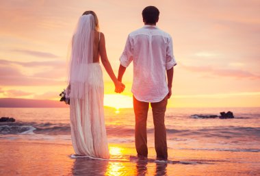 Gelin ve damat, günbatımı, romantik güzel tropikal plaj