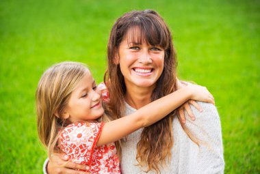 Mutlu anne ve kızın portresi.
