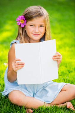 küçük kız okuma kitabı dışında