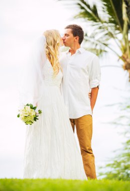 Gelin ve damat, romantik yeni evli çift tutuşup, ju