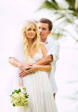 Gelin ve damat, romantik yeni evli çift tutuşup, ju