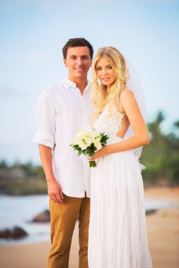 Gelin ve damat, güzel bir tropik üzerinde şaşırtıcı günbatımı keyfi