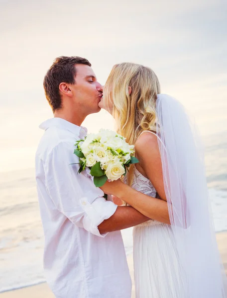 Sposa e Sposo, Romantico Coppia di sposi che tiene le mani, Ju — Foto Stock