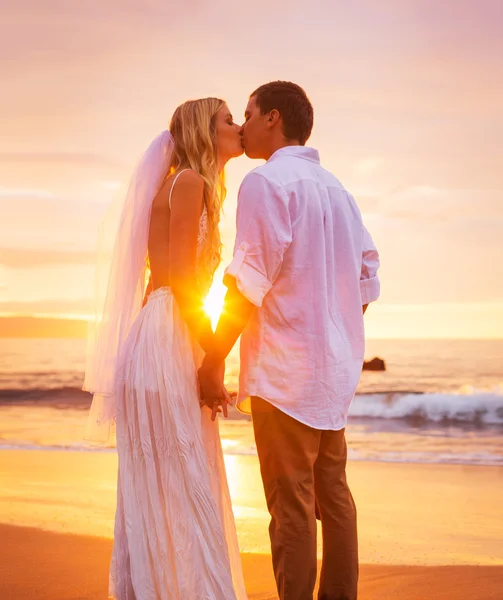 Novia y novio, disfrutando de una puesta de sol increíble en un hermoso tropical —  Fotos de Stock