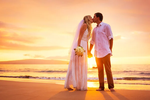 Novia y novio, disfrutando de una puesta de sol increíble en un hermoso tropical —  Fotos de Stock