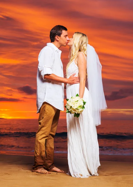 Sposa e Sposo, godendo sorprendente tramonto su una bella tropicale — Foto Stock