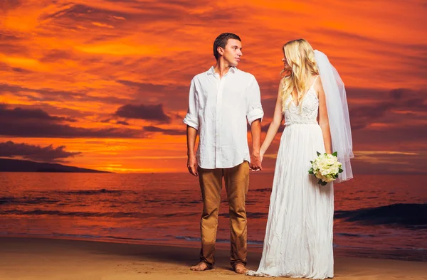 Bride and Groom, Enjoying Amazing Sunset on a Beautiful Tropical — Stock Photo, Image