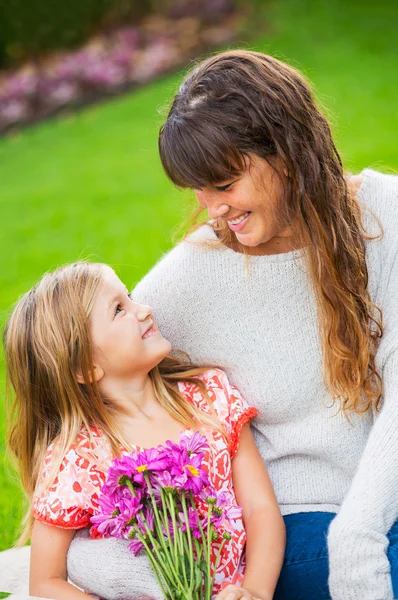 Portrait of happy mother and daughter — Stock Photo, Image