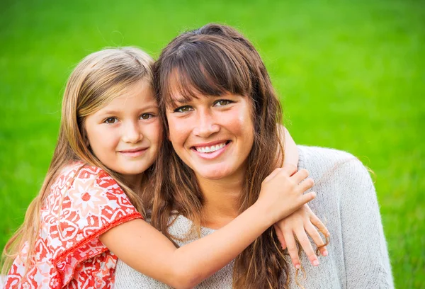 Portret van een gelukkige moeder en dochter — Stockfoto