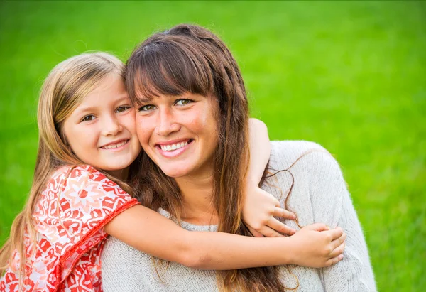 Portret van een gelukkige moeder en dochter — Stockfoto