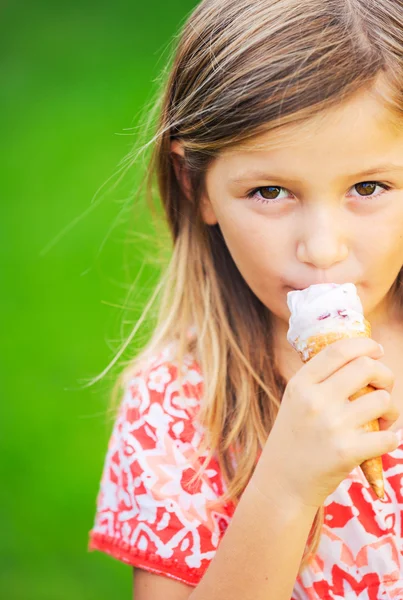 かわいい女の子がアイスクリームを食べて — ストック写真
