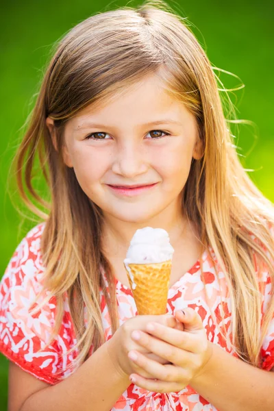 Cute little girl eating ice cream — Stock Photo, Image