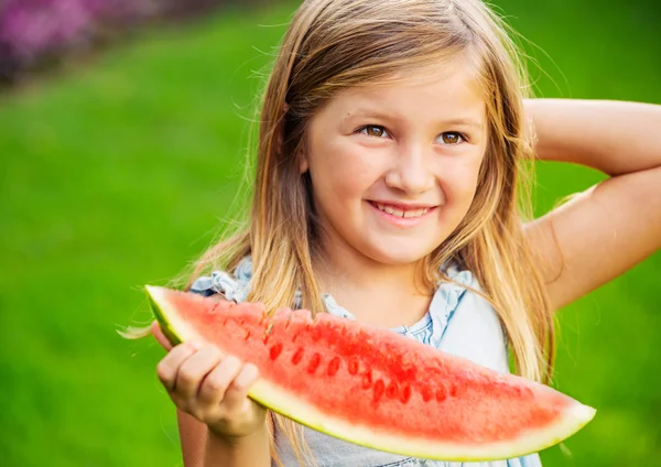 Cute little girl eating watermelon — Stock Photo, Image