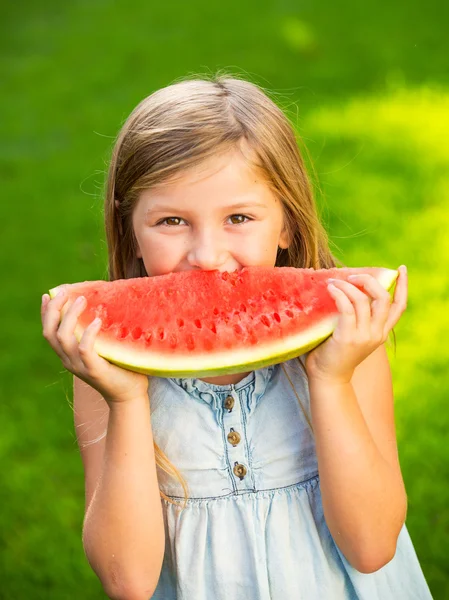 Cute little girl eating watermelon — Stock Photo, Image