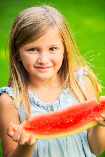 Cute little girl eating watermelon — Stock Photo, Image