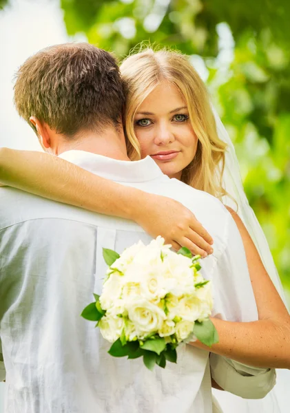 Braut und Bräutigam, romantische frisch verheiratete Paare umarmen, nur m — Stockfoto