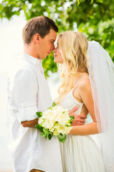 Braut und Bräutigam, romantische frisch verheiratete Paare umarmen, nur m — Stockfoto