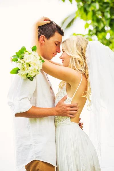 Bride and Groom, Romantic Newly Married Couple Embracing, Just M — Stock Photo, Image