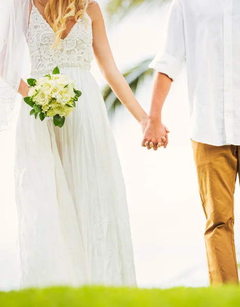 Braut und Bräutigam, romantisches frisch verheiratetes Paar Händchen haltend, — Stockfoto