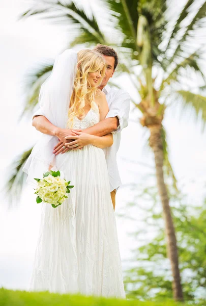 Braut und Bräutigam, romantisches frisch verheiratetes Paar Händchen haltend, — Stockfoto