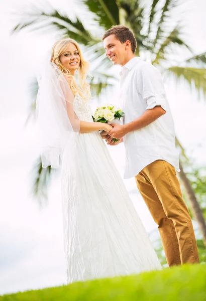 Braut und Bräutigam, romantisches frisch verheiratetes Paar Händchen haltend, — Stockfoto