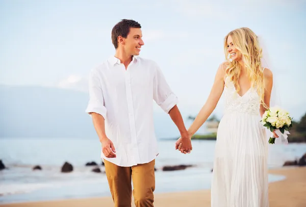 Bride and Groom, Romantic Newly Married Couple Holding Hands Wal — Stock Photo, Image