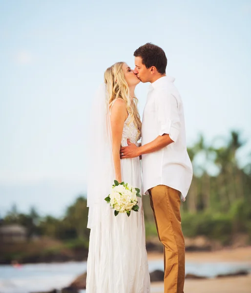 Bruden och brudgummen, romantiska nyligen gift par kyssas på den vara — Stockfoto