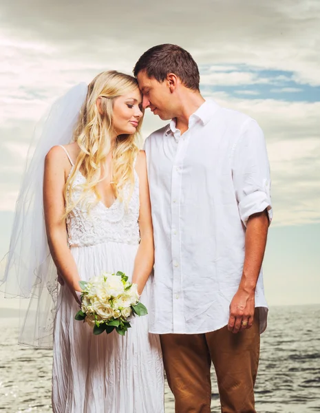 Bruid en bruidegom, romantisch pas getrouwd paar op het strand, jus — Stockfoto