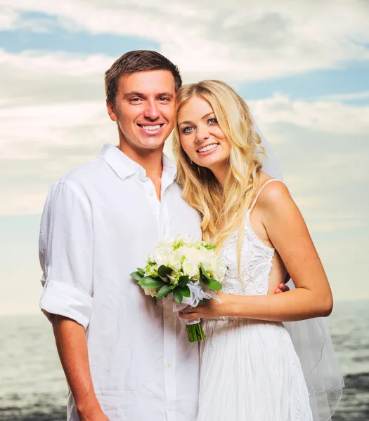 Bride and Groom, Romantic Newly Married Couple on the Beach, Jus — Stock Photo, Image