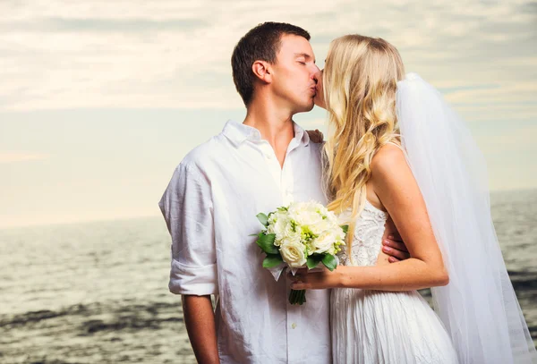 Noiva e noivo, romântico recém-casado casal beijando no Be — Fotografia de Stock