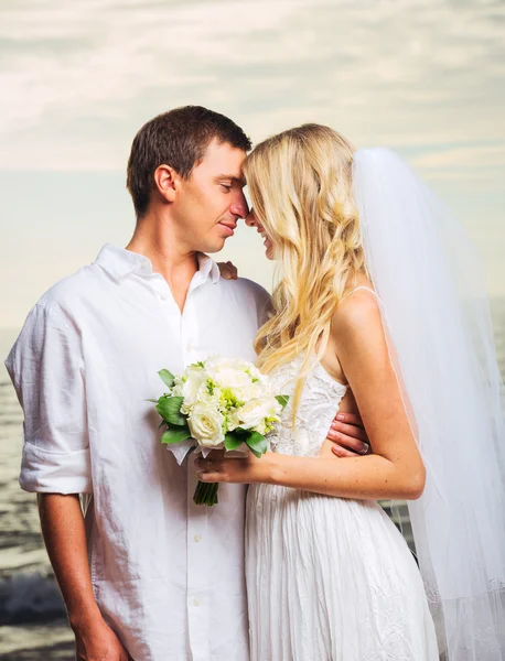 Braut und Bräutigam, romantisches frisch verheiratetes Paar küsst sich am Strand — Stockfoto