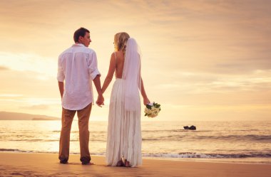 Gelin ve damat, güzel bir tropik üzerinde şaşırtıcı günbatımı keyfi