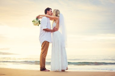 Gelin ve damat, gün batımı, romantik Ma güzel tropikal plaj