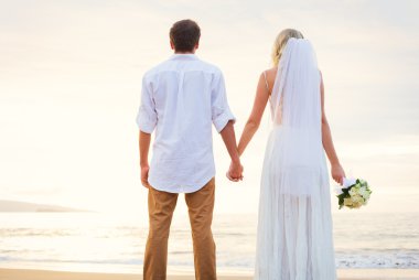 Gelin ve damat, gün batımı, romantik Ma güzel tropikal plaj