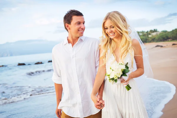 Novia y novio caminando en la hermosa playa tropical al atardecer, R —  Fotos de Stock