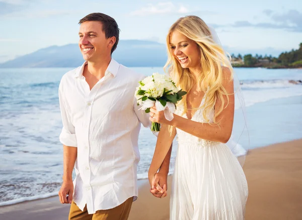 Novia y novio caminando en la hermosa playa tropical al atardecer, R —  Fotos de Stock