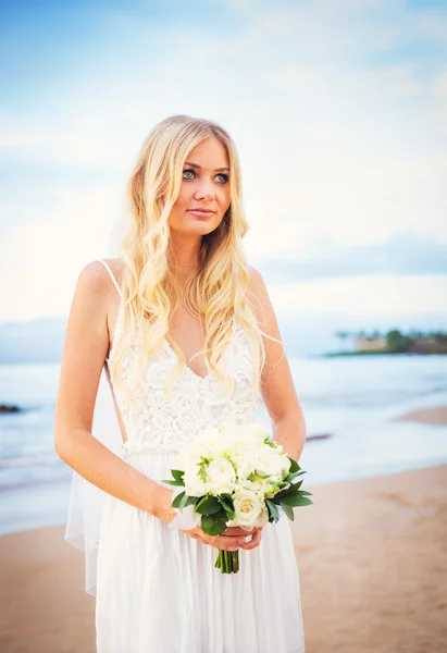 Schöne Braut, wunderschöne Frau am tropischen Strand bei Sonnenuntergang mit — Stockfoto
