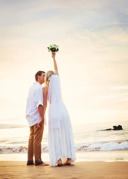 Bruden och brudgummen, vackra tropiska stranden vid solnedgången, romantisk ma — Stockfoto