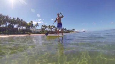 adam ayağa kalkıp hawaii kürek çekmeye