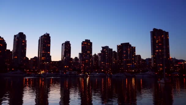 Skyline centro de la ciudad al atardecer — Vídeo de stock