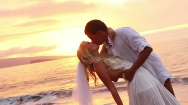 Gelin ve damat batımında güzel tropik sahilde