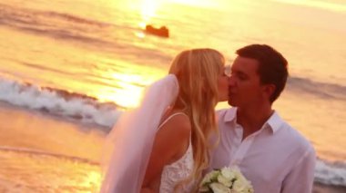 Gelin ve damat batımında güzel tropik sahilde