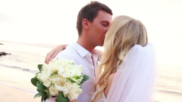 Mariée et marié sur la belle plage tropicale au coucher du soleil — Video