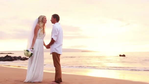 ロマンチックな新婚カップルは手を繋いでいます。 — ストック動画