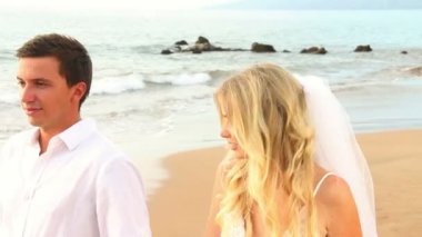 gün batımında tropik sahilde yeni evli çift