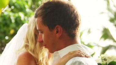 gün batımında tropik sahilde yeni evli çift